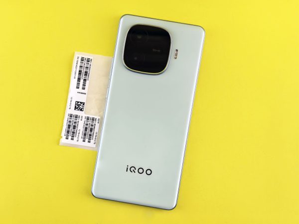 iQOO 16 price: The Best Comparison with iQOO 15